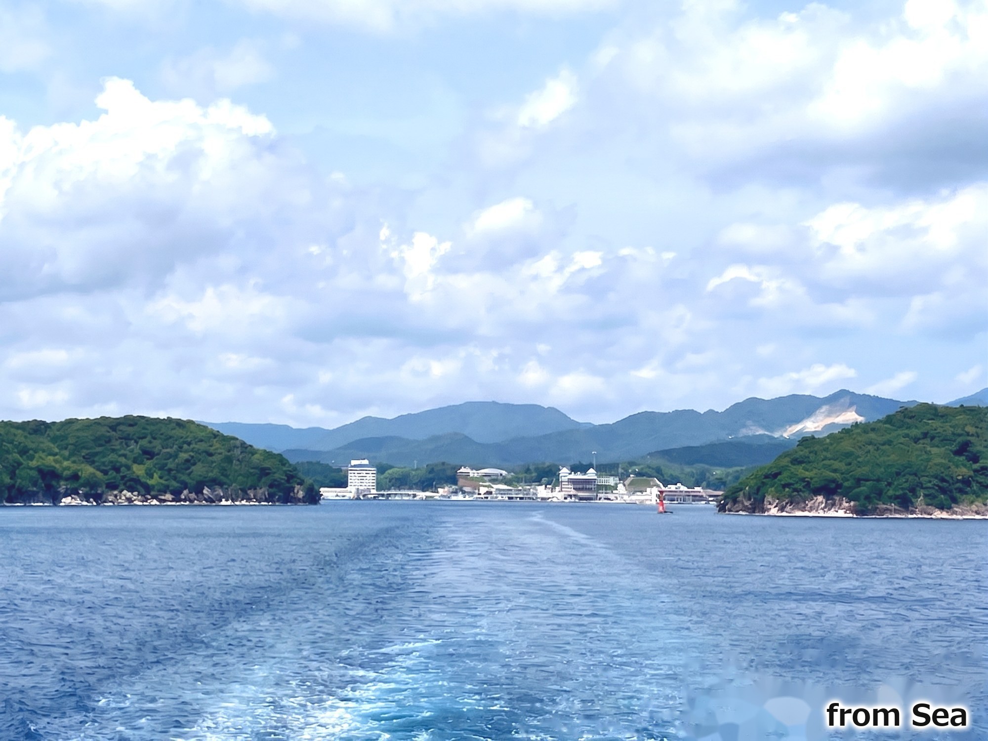 湾口の風景：海からまちを望む